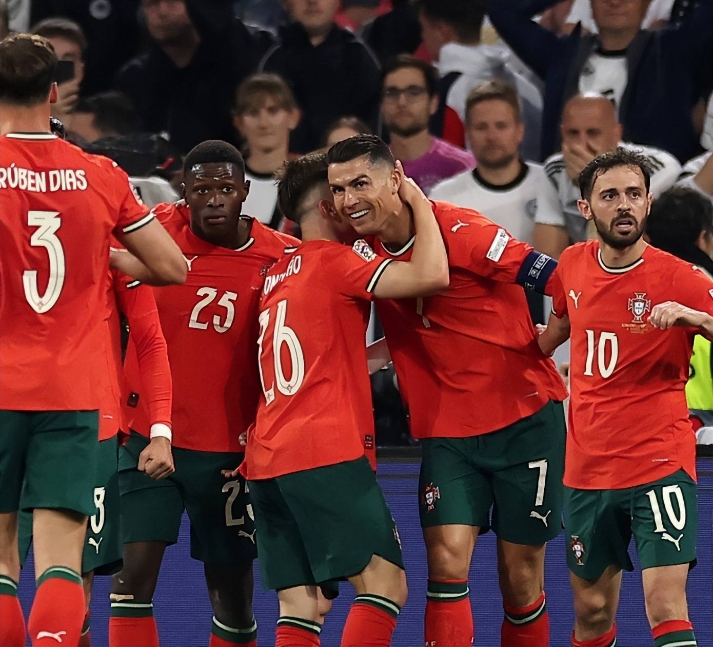 九游体育 詹姆斯焦点对战，C罗与80激战热火分钟，败北胜负难料！全场沸腾不已